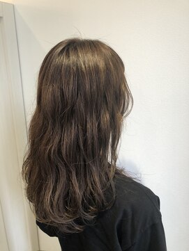 キー(KEY) 夏のアッシュロングスタイル　ローライト　厚めバング