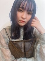 グリ(GURI)&nbsp;透明感アーバンセミロングスタイルネイビーカラー