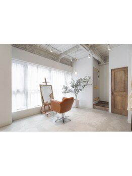 木の温もりと緑に包まれるカフェ風サロン