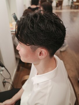 MEN’S HAIR/サーフカール/刈り上げセンターパート/表参道