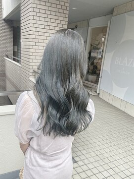 ブレイズ ザ サロン(BLAZE THE SALON) 寒色系暗め透明感アッシュグレーツヤ巻きロング【BLAZE 大庭】