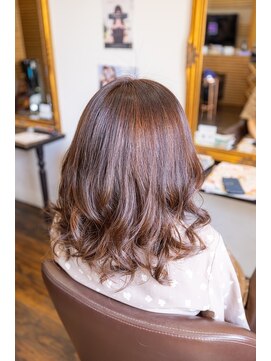 ヘアーメイク ダンス(hair make DANCE) ケアブリーチで毛先の白髪染め残留を削らせていただきました