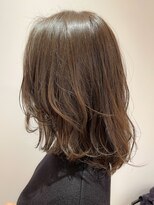 ヴィヴィ(VIVIE)&nbsp;小顔大人可愛い透明感ダークカラーくびれヘアミディアムレイヤー