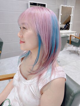 ホワイトピンクにポイントカラーブルーデザイン