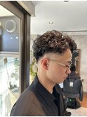 「スキンフェード×ツイストスパイラル｜メンズ無造作パーマ」