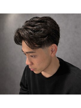 ワンワンオー バーバーショップ 長浜店(@110 BARBER SHOP) センターパート×テーパーフェードで魅せるクリーンな質感