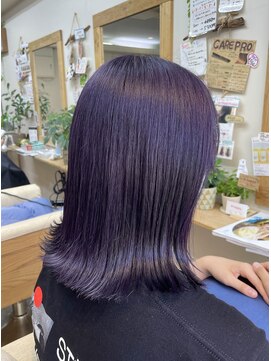 キュアキュア(Cure2) 外ハネ切りっぱなしボブ、暗めパープルガーネット（ブリーチ有）