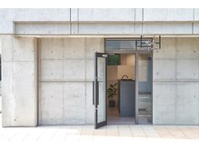 コウ(Koh)の雰囲気（黒いドアが目印です^ ^）