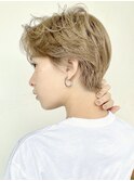 20代30代大人ハイトーンアッシュベージュショート前下がり