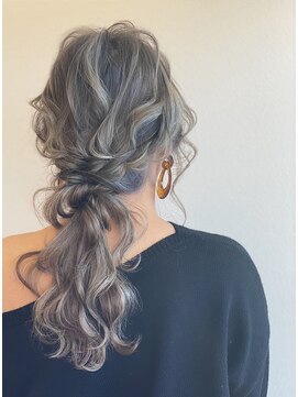 ロルド シェリ(Rold Cheri) ハイライトを生かしたポニーテール