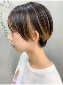 丸みショート、前髪インナーカラー、ブロンド、ローライト