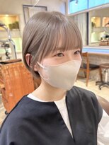 ヒビヲ(HIBIO) ショートボブ切りっぱなしボブタッセルボブミルクティーベージュ