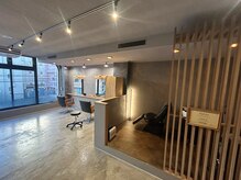 エル トゥー エフ(el two ef)の雰囲気（大きな窓が開放的な空間です♪）