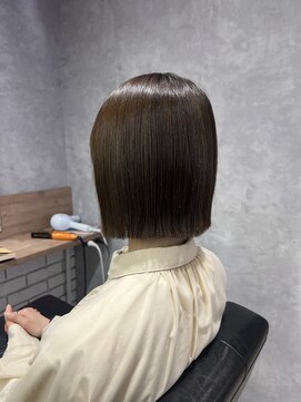 モク(mok) 切りっぱなし外ハネストレートボブ