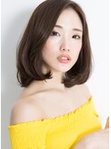 センターパートの大人かわいいフェミニンボブスタイル
