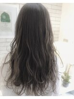 ヴァイブス(vibes)&nbsp;ワンメイクでくすみ強めグレージュ