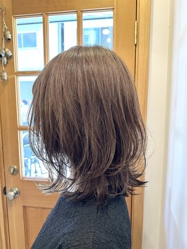 トレパルッキエーレ(tre parrucchiere) ［-tre-］透明感アッシュ×エアリーレイヤー　20代/30代/40代