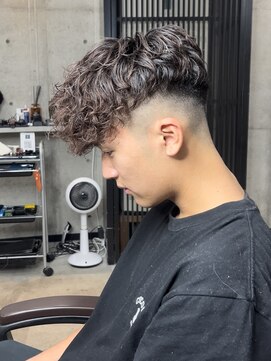 イーラ(era) 外国人スペインカール　フェード　眉カット　パーマ　メンズ