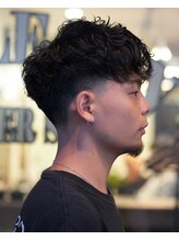 リトルマンバーバーショップ(LITTLEMAN BARBERSHOP) スペインカールxテーパーフェード
