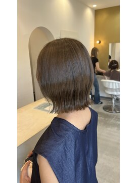 トパ タカオカ(topa takaoka) 切りっぱなしボブ×オリーブベージュ