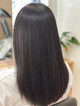 ウイバイファースト(u'i by first) 思わず触れたくなる、ツヤ髪ストレート