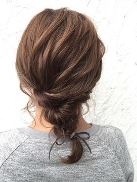 アンジュ(ange) ［ange maco］ミディアム×ねじって編み込み×皮ひもリボン