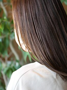 あなたの髪質に合わせたトリートメントで理想の美髪が叶う！髪の内側から補修して、指通りの良いツヤ髪に♪