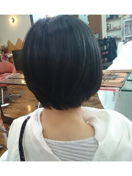 ミウラ アール 前下がりボブ