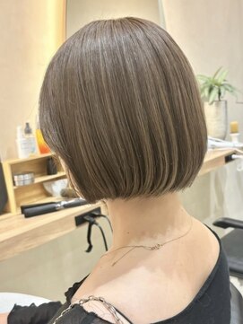 ヒビヲ(HIBIO) タッセルボブミルクティーベージュ切りっぱなしボブ長めホブ30代