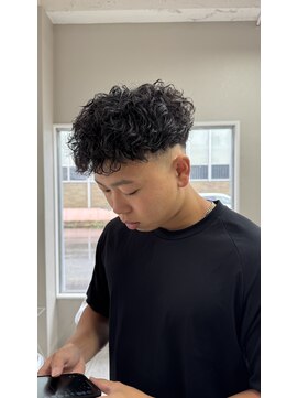 ダイアモンドリリー(Diamond Lily) MEN’S HAIR/ブルーブラック/フェザーパーマ/一宮