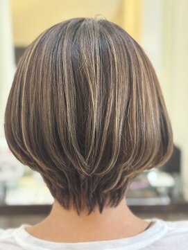 ショートボブ×グレージュハイライト