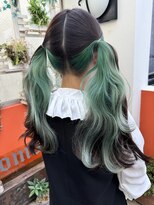 モモ(momo) インナーカラー/イヤリングカラーグリーン/フェイスフレーミング