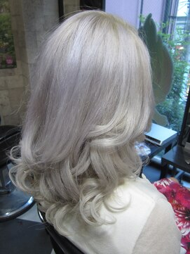 ホワイトカラー ヘアカラー白 Trickstyle L ミミック Mimic のヘアカタログ ホットペッパービューティー