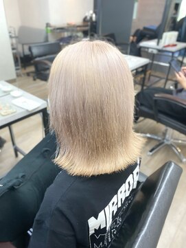 ヴィフ 大船(VIF) ホワイトグレージュ/切りっぱなしボブ/ハイトーンカラー/大船駅