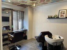 グラス ヘアー(glass.hair)の雰囲気（フルフラットのシャンプブースでヘッドスパも受けれます）