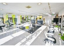 イメージアの雰囲気（広々とした店内で開放的な空間です。）