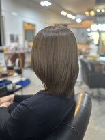 アキコ(AKIko)&nbsp;ツヤアッシュで魅せる前上がりミディアム