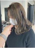 透明感のある白髪ぼかしハイライトミディアムスタイル