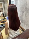ピンクレッドが可愛さアップな艶髪ストレート