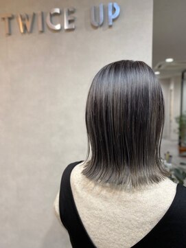 トワイスアップ(TWICE UP) 切りっぱなしボブ/ブルーグレージュ/グレージュカラー
