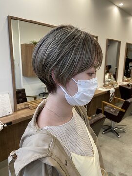 ピークス(PEAKS) 大人ショートボブセンターパートミニボブハイライト耳かけ恵比寿