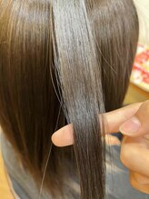 STEP 3: 【プロの選定眼】髪質を見極める「還元剤」の精密コントロール