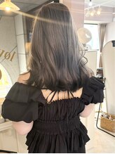 シェリ(che'rie)&nbsp;ブリーチハイライトカラーミルクティーベージュレイヤーカット