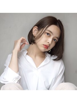 アトリエ フェム(atelier.fem) [atelier.fem] ツヤ感グレージュブラウン×シンプルなボブ