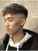 メンズ刈り上げプードルパーマホワイトメッシュスキンフェード
