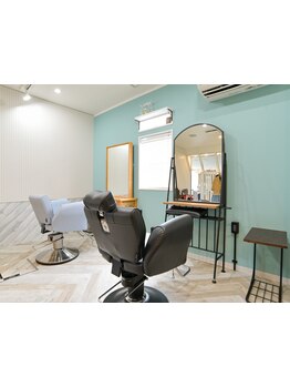 たった2席の小さな美容室。マンツーマンの施術とこだわりのインテリアで『あなた』だけの特別な空間を。