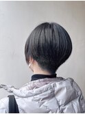 襟足刈り上げ 前下がりショートスタイル