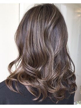 エフィル(efil.) ハイライト×ミディアムスタイル