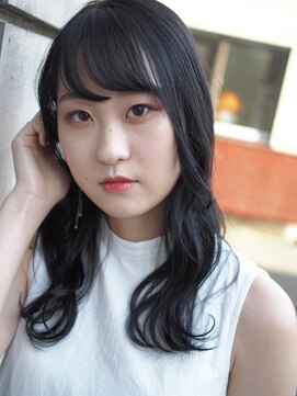 スリーヌーン(THREE noon) ナチュラルウェーブ暗髪ブルーブラックセミロング