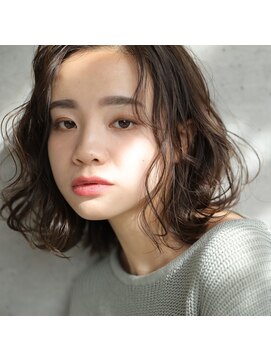 アーリア(aria) リップラインでゆらりと揺れるボブ